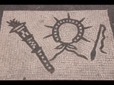 08594 ostia - regio v - insula ix - mitreo di felicissimus (v,ix,1) - 6. platte - fackel - krone mit sieben strahlen (sol) - peitsche - 06-2024.jpg
